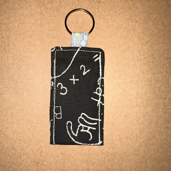 Handmade lip balm holder keychain - Picture 3 of 4